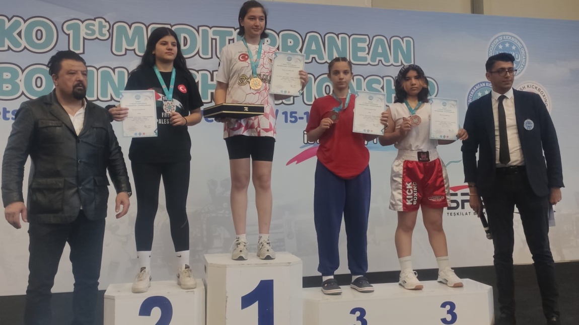 9.Turkısh Open Kick Boks Dünya Kupası ve Uluslararası Akdeniz Şampiyonasında Uluslararası Akdeniz Şampiyonasında Yıldızlar 65 kg Kick Light branşında dünya 3.lüğü